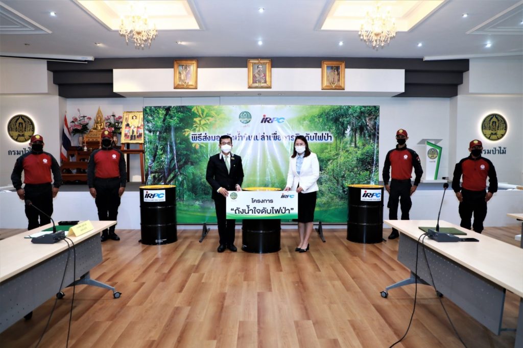 มอบถังน้ำมันไม่ใช้แล้วเพื่อภารกิจดับไฟป่า