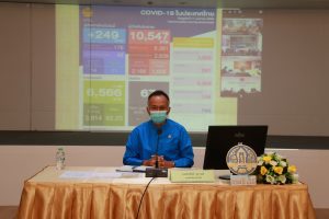 นายจิระศักดิ์ ชูความดี รองอธิบดีกรมป่าไม้ เป็นประธานในการประชุมคณะกรรมการบริหารจัดการศูนย์ป้องกันและเฝ้าระวังภัยจากโรคติดเชื้อไวรัสโคโรนา 2019 (COVID-19) โดยสรุปผลการประชุม ดังนี้ 1. แจ้งแนวทางการให้ข้าราชการและเจ้าหน้าที่ปฏิบัติงาน กรณีสถานการณ์การแพร่ระบาดของโรคติดเชื้อไวรัสโคโรนา 2019 (COVID-19)(ฉบับที่ 2) ตามประกาศกรมป่าไม้ ฉบับลงวันที่ 11 มกราคม พ.ศ. 2564 และคำสั่งกรมป่าไม้ ที่ 154/2564 ลงวันที่ 11 มกราคม พ.ศ. 2564 เรื่อง มอบอำนาจให้ปฏิบัติราชการแทนอธิบดีกรมป่าไม้เกี่ยวกับการปฏิบัติงานนอกสถานที่ตั้งของกรมป่าไม้ โดยแจ้งให้ทราบและถือเป็นแนวทางปฏิบัติ 2. สรุปผลรายงานสถิติประจำวัน และกำชับปฏิบัติตามมาตรการอย่างเคร่งครัด 3. ให้เร่งรัดและกำชับเจ้าหน้าที่ปฏิบัติงาน WFH ตามข้อสั่งการกระทรวง ไม่น้อยกว่าร้อยละ 50 4. การดำเนินการตามมาตรการ และการพ่นยาฆ่าเชื้อ ให้พิจารณาดำเนินการอย่างต่อเนื่อง 5. ประสานกับ ทส. อย่างใกล้ชิดถึงแนวทางปฏิบัติต่าง ๆ เพื่อมายึดถือปฏิบัติต่อไป