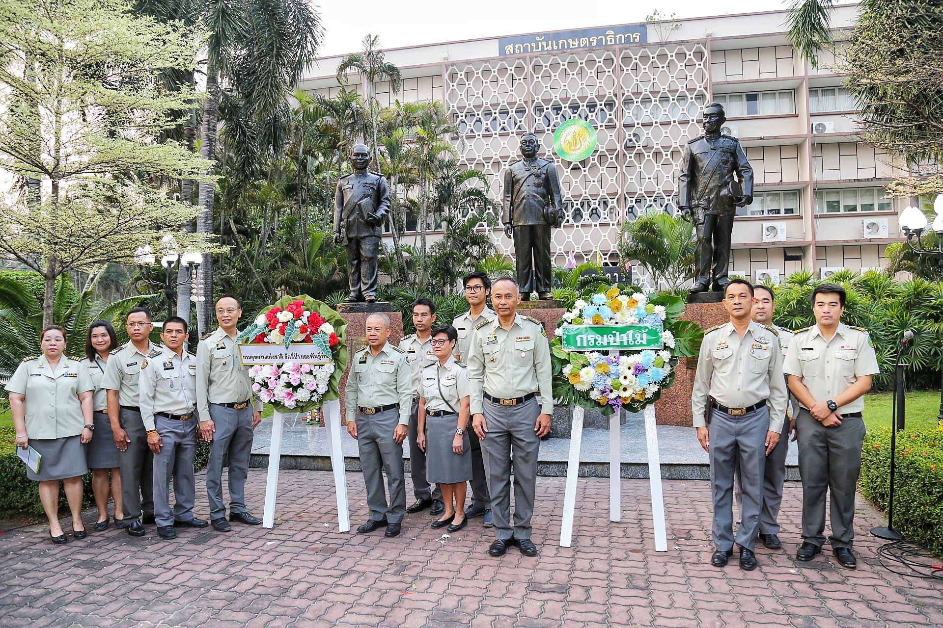 นายฐิติพันธ์ จูจันทร์โชติ ผู้อำนวยการสำนักบริหารกลาง  เข้าร่วมพิธีวางพวงมาลา