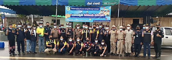 วันที่ 10 เมษายน 2564 เวลา 17.00 น. คณะเจ้าหน้าที่หน่วยป้องกันและพัฒนาป่าไม้เขาสมิง, เจ้าหน้าที่หน่วยป้องกันรักษาป่าที่ ตร.1 (คลองสะตอ) ร่วมกับเจ้าหน้าที่องค์การบริหารส่วนตำบลสะตอ เจ้าหน้าที่ตำรวจ สภอ.เขาสมิง เจ้าหน้าที่ปกครองส่วนท้องถิ่น กำนัน ผู้ใหญ่บ้าน ร่วมเปิดงานโครงการป้องกันและลดอุบัติเหตุทางถนน บริเวณสี่แยกบ้านหนองบัว หมู่ที่ 2 ตำบลสะตอ อำเภอเขาสมิง จังหวัดตราด