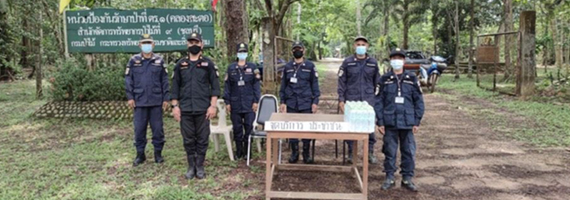 วันที่ 11-15 เมษายน 2564 คณะเจ้าหน้าที่หน่วยป้องกันและพัมนาป่าไม้เขาสมิง, เจ้าหน้าที่ปน่วยป้องกันรักษาป่าที่ ตร.1 (คลองสะตอ) จัดตั้งจุดอำนวยความสะดวกและบริการประชาชนช่วงเทศกาลสงกรานต์ มีการปฏิบัติงานตามมาตรการเฝ้าระวังป้องกันการแพร่ระบาดของโรคติดเชื้อไวรัสโควิด 2019 (COVID-19) มีบริการจุดพักรถ, น้ำดื่มสะอาด, ห้องน้ำ, เจลล้างมือ ณ บริเวณหน้าหน่วยฯ ตร.1 (คลองสะตอ) หมู่ที่ 9 ตำบลสะตอ อำเภอเขาสมิง จังหวัดตราด