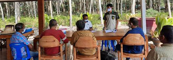 เจ้าหน้าที่ส่วนจัดการป่าชุมชน สายปฏิบัติงานประจำท้องที่จังหวัดระยอง ออกปฏิบัติงานส่งเสริมประชาสัมพันธ์ ให้ความรู้แนะนำขั้นตอนกระบวนการจัดทำโครงการงบเงินอุดหนุนให้กับประธานฯ และคณะกรรมการป่าชุมชน จำนวน 8 หมู่บ้านเป้าหมายป่าชุมชน