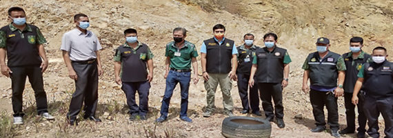 วันที่ 30 เมษายน 2564 หน่วยป้องกันรักษาป่าที่ รย.2 (บ้านค่าย) ร่วมกับเจ้าหน้าที่สำนักจัดการทรัพยากรธรรมชาติและสิ่งแวดล้อม ชุดปฏิบัติการพิเศษป่าไม้ระยอง เจ้าหน้าที่องค์การบริหารส่วนตำบลกะเฉด กำนันตำบลกะเฉด อำเภอเมือง จังหวัดระยอง ได้ร่วมกันตรวจสอบเพิ่มเติมกรณี ขอให้ไต่สวน สอบสวน วินิจฉัยพนักงานปฏิบัติ หรือละเว้นการปฏิบัติโดยมิชอบ ตามที่ปรากฏในข่าว ในสื่อต่าง ๆ บริเวณเขาช่องคับ-เขาห้างญวณ หมู่ที่ 2 ตำบลกะเฉด อำเภอเมือง จังหวัดระยอง คณะเจ้าหน้าที่ได้ร่วมกันตรวจสอบเพิ่มเติมบริเวณพื้นที่ดังกล่าวแล้ว ไม่พบการดำเนินการใด ๆ เพิ่มเติม และองค์การบริหารส่วนตำบลกะเฉด ได้ยื่นขออนุญาตฯ และอยู่ระหว่างขั้นตอนการตรวจสอบระเบียบของกรมป่าไม้ จึงได้จัดทำบันทึกตรวจสอบเพิ่มเติมและรายงานผู้บังคับบัญชาต่อไป