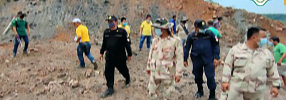 วันที่ 26 เมษายน 2564 คณะเจ้าหน้าที่ประกอบด้วยหน่วยป้องกันรักษาป่าที่ รย.1 (บ้านนา-ทุ่งควายกิน), สายตรวจสำนักจัดการทรัพยากรป่าไม้ที่ 9 (ชลบุรี), ปลัดอำเภอแกลง, ชุดปฏิบัติการพิเศษป่าไม้ระยอง และหน่วยงานที่เกี่ยวข้อง ได้ร่วมกันออกตรวจสอบตามคำสั่งการของ ผู้อำนวยการสำนักจัดการทรัพยกรป่าไม้ที่ 9 (ชลบุรี) ที่ได้รับข้อมูลการร้องเรียนจากผู้หวังดีว่า "มีการบุกรุกป่าชุมชนบ้านชากพง อำเภอแกลง จังหวัดระยอง" เมื่อมาถึงบริเวณป่าเขาคอย หมู่ที่ 4 ตำบลชากพง อำเภอแกลง จังหวัดระยอง ตรวจพบพื้นที่ที่มีร่อยรอยการปรับพื้นใหม่โดยเครื่องจักร และนายภัคป์พิภพ นิธิขวัญจิตร์ ได้ให้ถ้อยคำว่า พื้นที่ดังกล่าวมีเอกสารสิทธิ์ทางที่ดินเป็นโฉนดที่ดินเลขที่ 35822 หน้าที่ 22 เนื้อที่ 14-1-96 ไร่ ซึ่งตนเองเป็นผู้ดูแลพื้นที่ดังกล่าว ตนเองได้ว่าจ้างรถแบคโฮลทำการเกราจากร่องรอยเดิมและปรับพื้นที่ เจ้าหน้าที่จึงได้ทำการหาค่าพิกัดจากดาวเทียว (GPS) ระบบ WGS84 บริเวณพื้นที่ดังกล่าวคิดเป็นเนื้อที่ 1-0-98 ไร่ จากการตรวจสอบเบื้องต้นปรากฏว่าพื้นที่ดังกล่าวไม่ได้อยู่ในเขตป่าชุมชน และได้มอบหมายให้หน่วยฯ รย.1 ประสานกับสำนักงานที่ดินจังหวัดระยอง สาขาแกลง เพื่อตรวจสอบพื้นที่บริเวณดังกล่าวอยู่ในขอบเขตของโฉนดที่ดินที่นายภัคป์พิภพฯ นำมาแสดงหรือไม่อย่างไร เพื่อที่จะได้ดำเนินการตามอำนาจหน้าที่ต่อไป