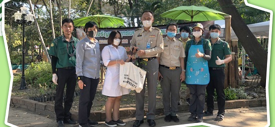 รูปกิจกรรมแจกกล้าไม้ โครงการพิธีเจริญพระพุทธมนต์ พฤกษามหามงคล