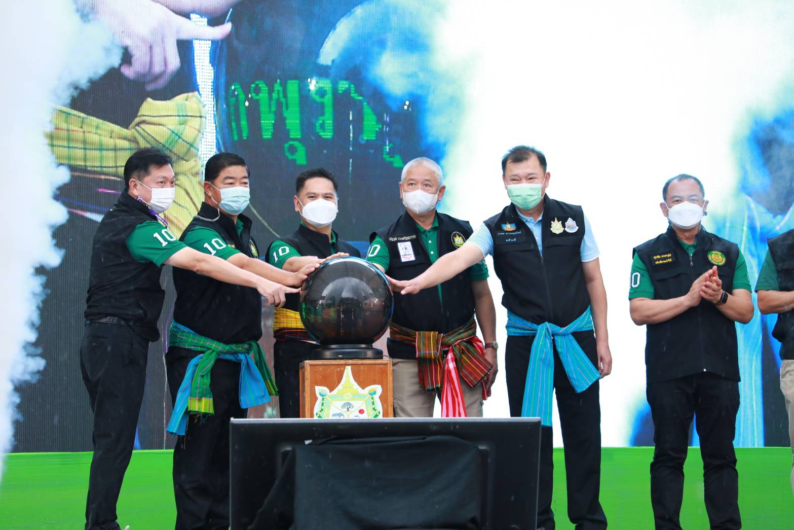นายวราวุธ ศิลปอาชา รัฐมนตรีว่าการกระทรวงทรัพยากรธรรมชาติและสิ่งแวดล้อม เปิดกิจกรรมประชาสัมพันธ์ และส่งเสริมการมีส่วนร่วมของประชาชน โครงการก่อสร้างระบบส่งน้ำสนับสนุนการฟื้นฟูน้ำตกพุม่วงและป่าชุมชน ณ วัดเขาถ้ำเสือ ต.จรเข้สามพัน อ.อู่ทอง จ.สุพรรณบุรี
